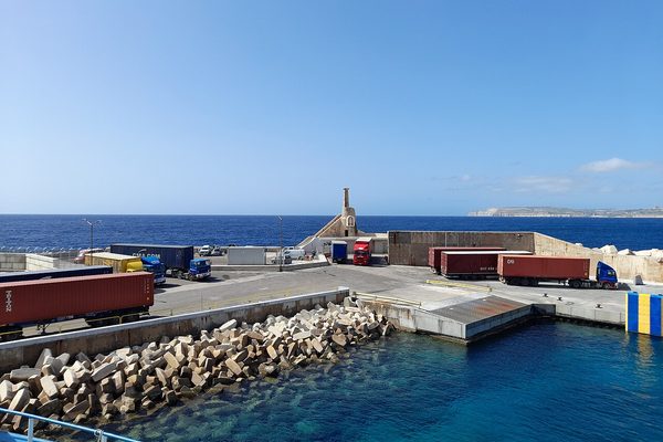 El puerto de Ċirkewwa con Comino al fondo