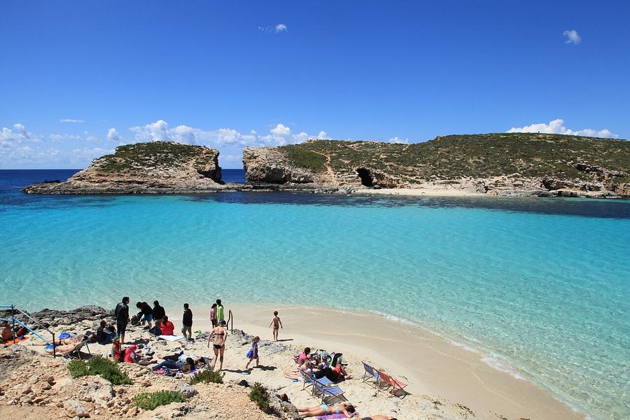 Las rocas de la Laguna Azul y el islote de Cominotto