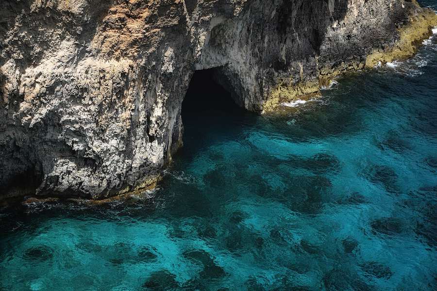 Cueva marina en los acantilados de Comino